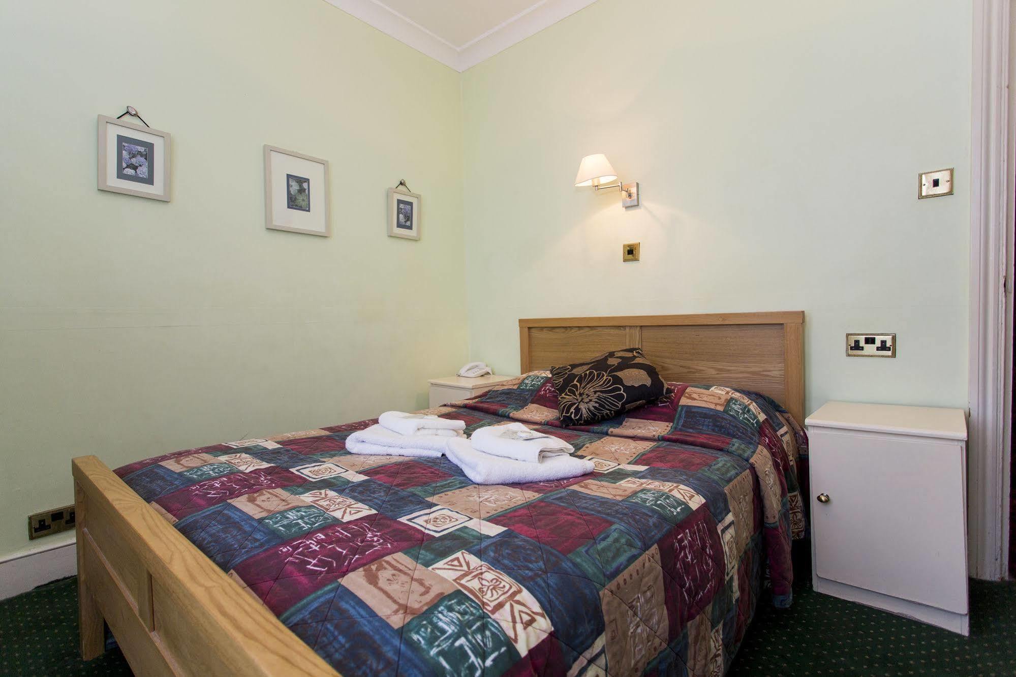 Oyo Ridgeway Hotel Чінґфорд Екстер'єр фото