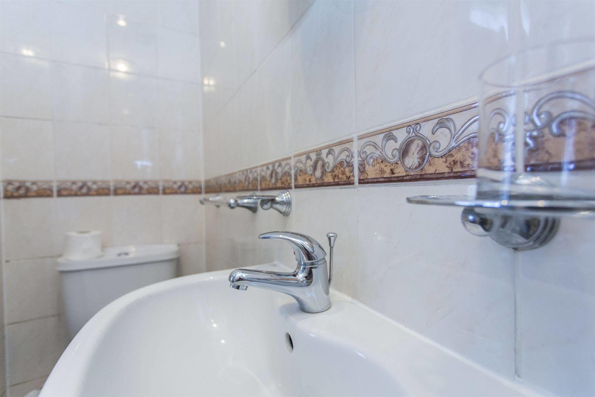Oyo Ridgeway Hotel Чінґфорд Екстер'єр фото