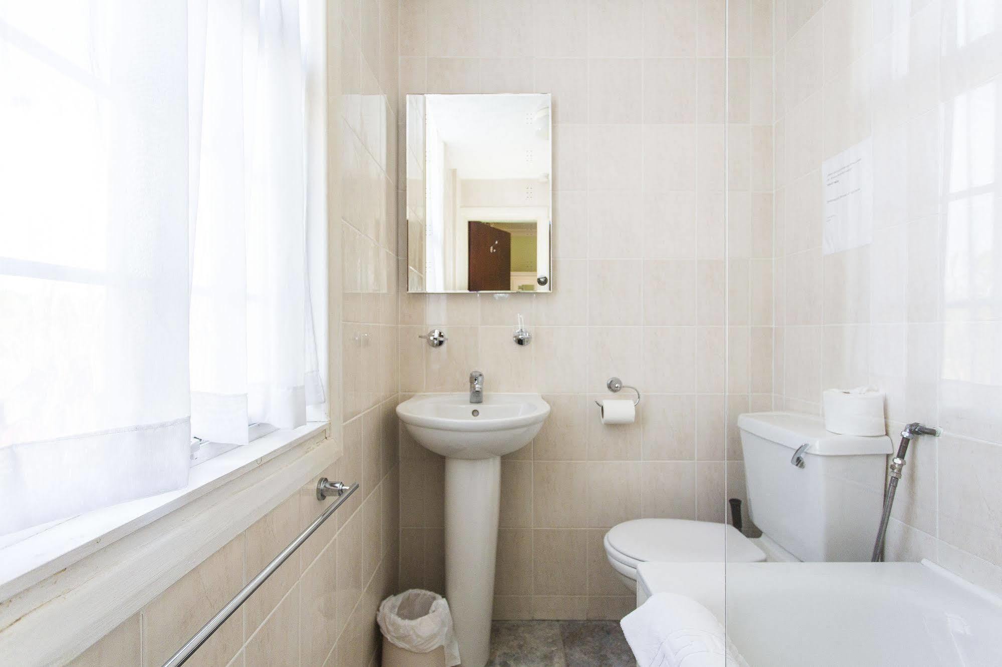 Oyo Ridgeway Hotel Чінґфорд Екстер'єр фото